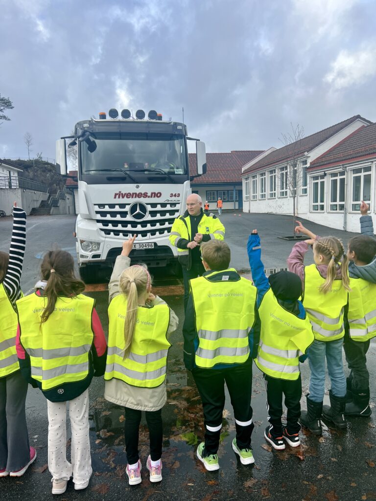 Høsten 2024 har vi besøkt flere skoler langs anleggsområdet. Vi har satt søkelys på trafikksikkerhet og hvordan man skal forholde seg til store kjøretøy i trafikken.